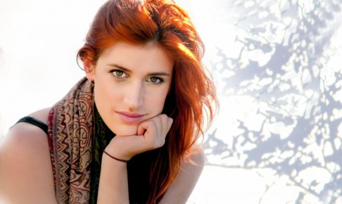 見つめる外国人女性