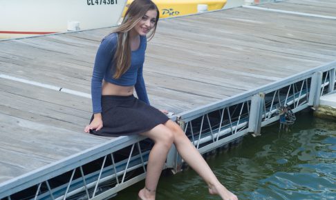 桟橋に腰掛けている女性