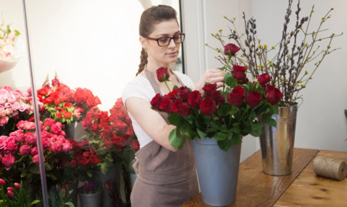 薔薇を選んでいる女性店員