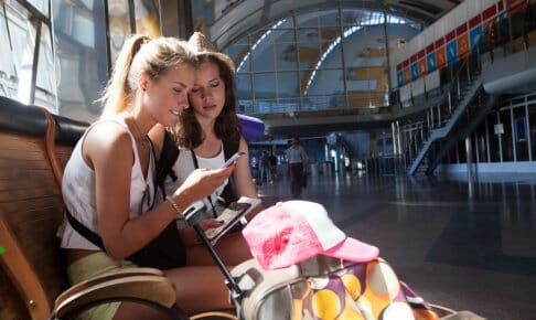 空港のロビーにいる女性達