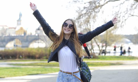 サングラスをかけて元気そうな白人の女性