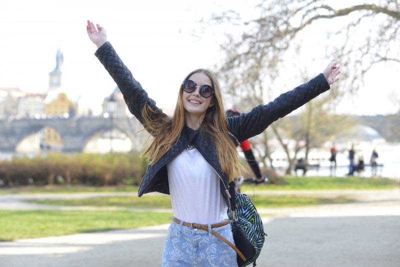 サングラスをかけて元気そうな白人の女性