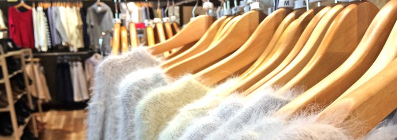 ウール素材の洋服が陳列されたお店