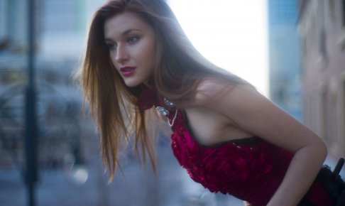 塀から乗り出す外国人女性