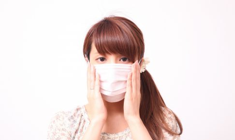 紫外線対策マスクをした女性