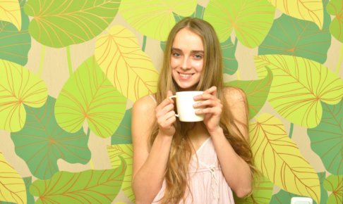 コーヒーカップを持つ女性