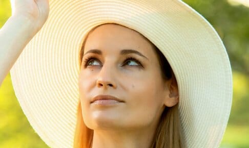 紫外線対策帽子の女性上向き