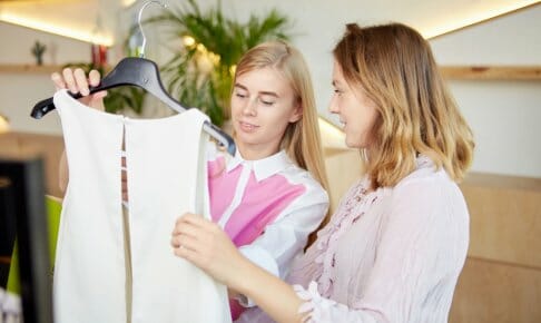 買い物をする女性2人