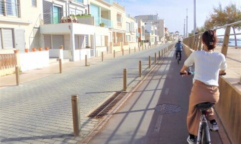 自転車に乗る女性1