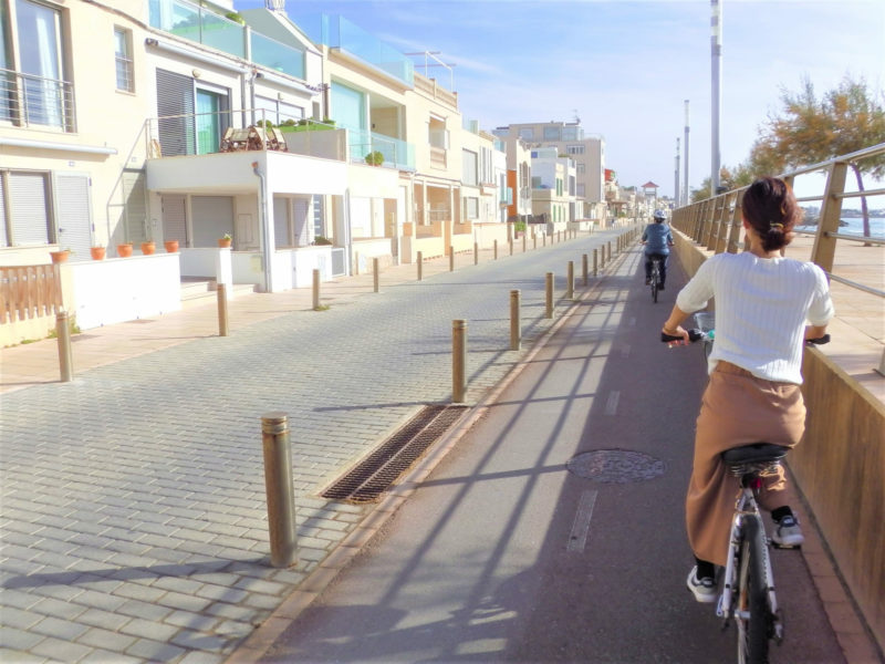 自転車に乗る女性1