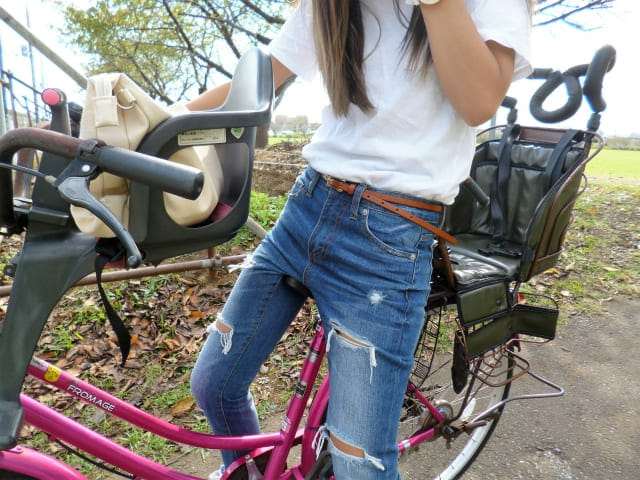 自転車に乗る女性