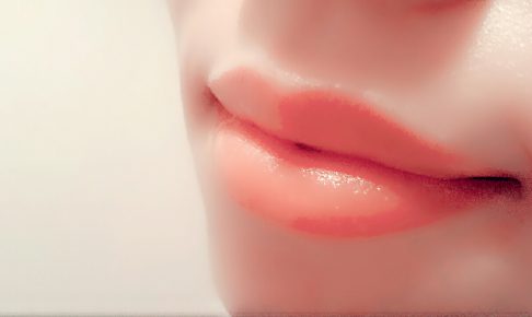 女性の潤った唇・一部