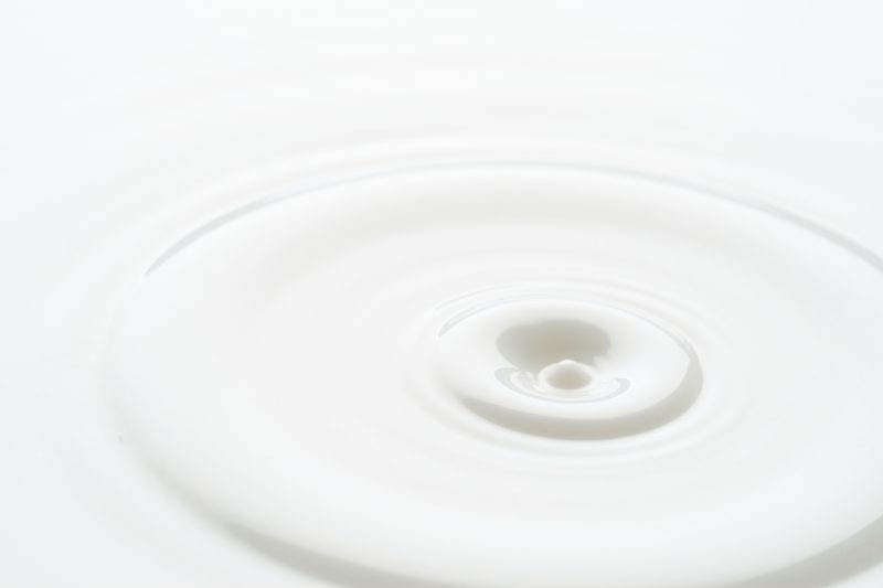 保湿クリームが波紋状に広がる様子