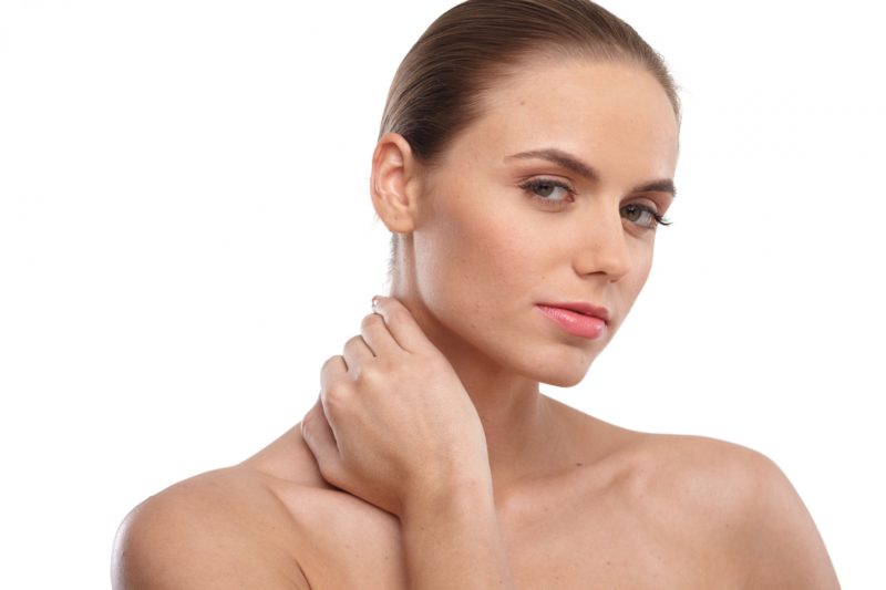 首に手を当てている外国人女性