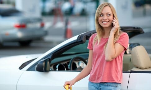 笑顔で電話をする外国人女性