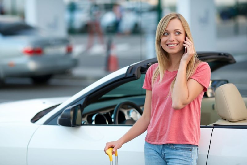 笑顔で電話をする外国人女性