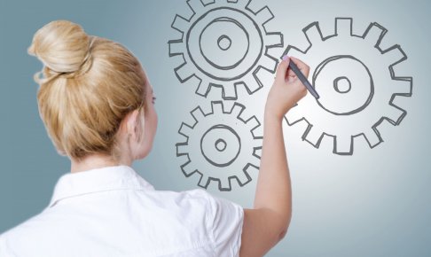 紫外線による除菌装置を開発する女