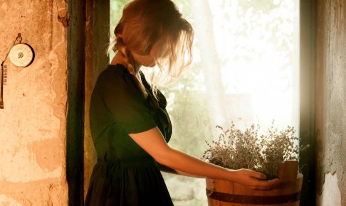 植木鉢を持っている女性