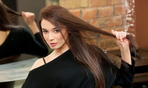 髪の毛を引っ張っている女性