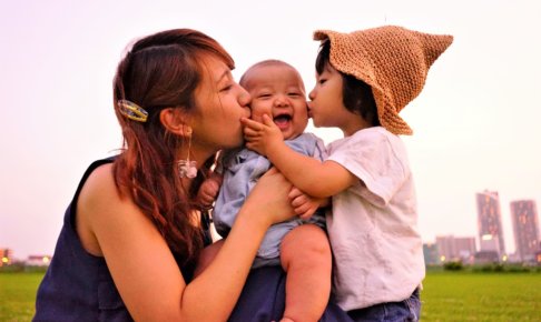 スキンシップをとっている親子