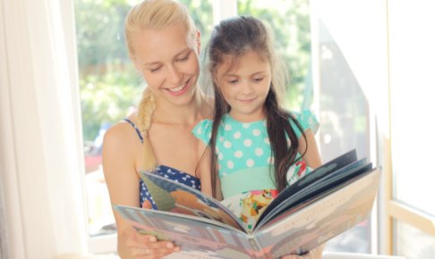 子供に絵本を読み聞かせる母親
