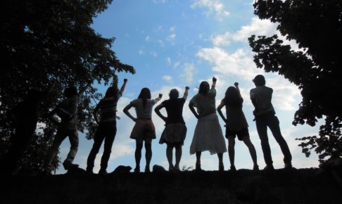 ワンピースを着用している人達のシルエット画像