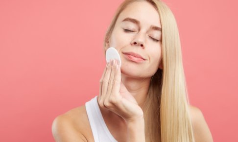 パックする女性