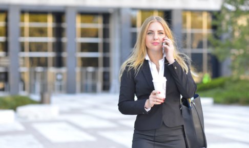 屋外で電話をする女性