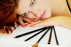 化粧した女性と化粧道具