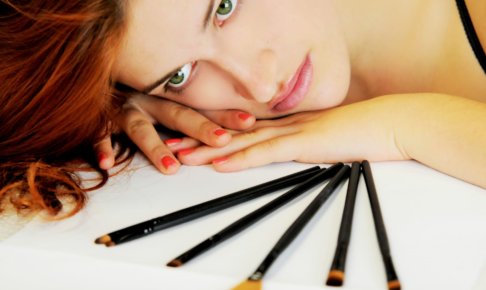 化粧した女性と化粧道具