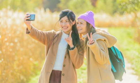 写真を撮っている女性２人
