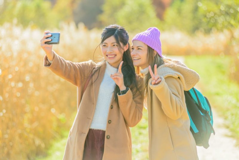 写真を撮っている女性２人