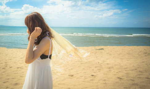 浜辺にいるワンピースの女性