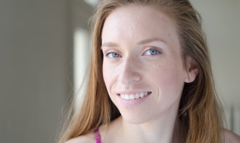 顔に紫外線を浴びている女性