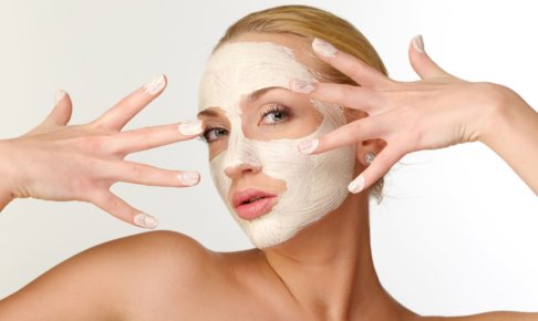 パックをする女性