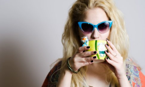 紫外線　サングラスをかける女性