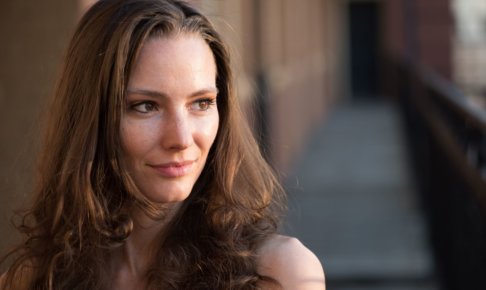 トリートメントで髪をケアしている女性