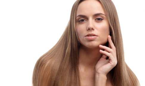 頬に手を当てている長髪の外国人女性