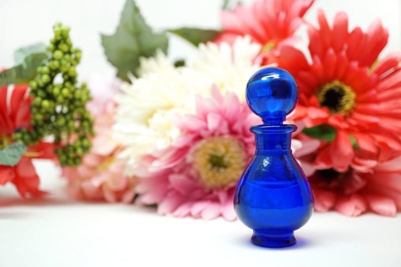 化粧水の瓶と数種類の花