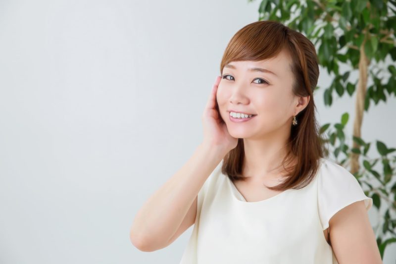 頬に手を当てている女性
