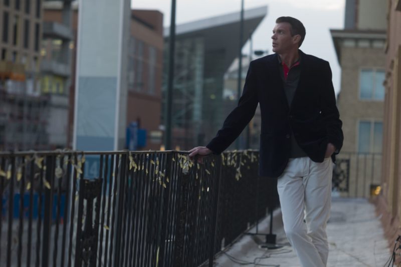 柵に手をかけている男性