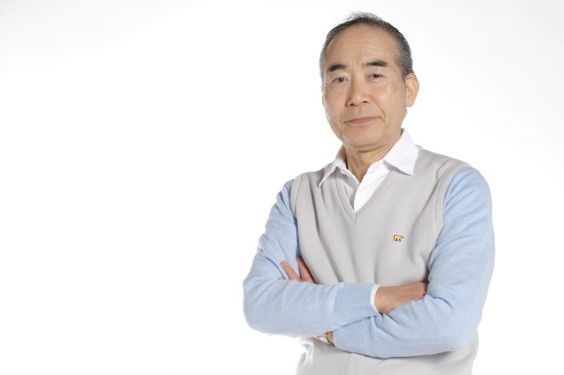 腕を組んでいるおじいちゃん