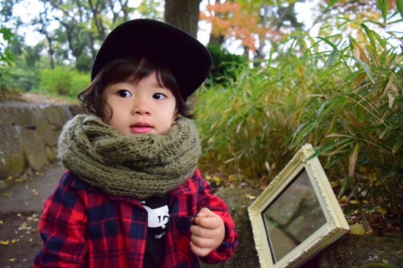 帽子を被っている子ども