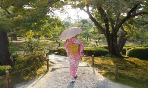 日傘を差している着物の女性