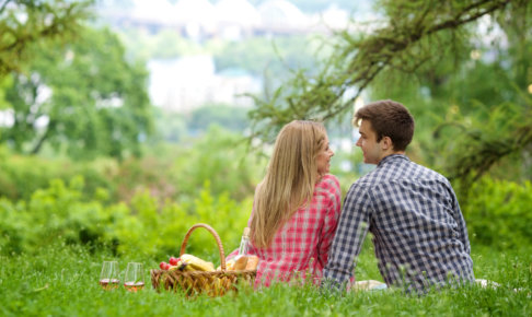 寄り添っているカップル