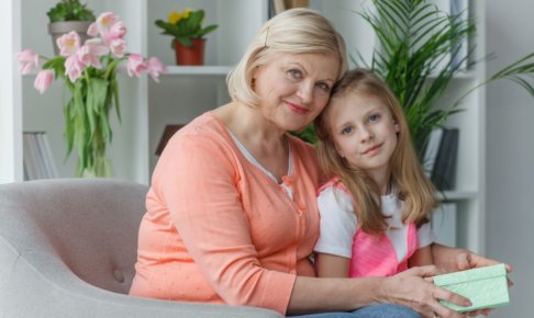 60代くらいの女性とその孫