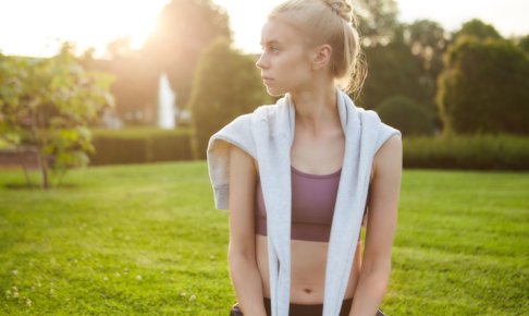 公園でストレッチをし終わった女性