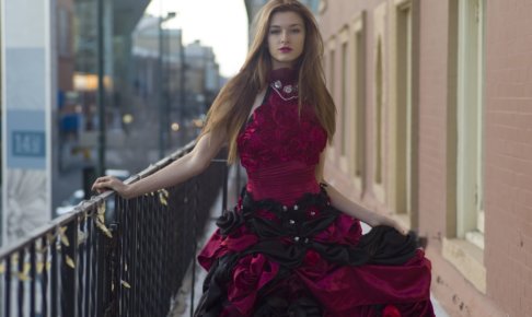 紫外線対策やりすぎベランダに立つ外国人女性