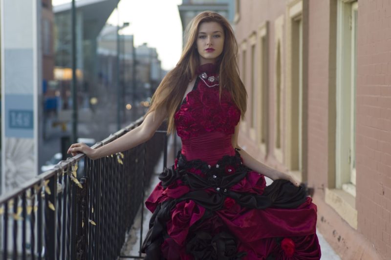 紫外線対策やりすぎベランダに立つ外国人女性