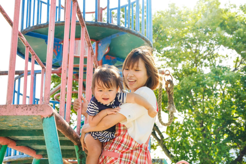 外で遊ぶ子どもと保母さん